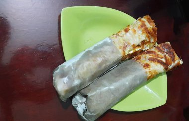 Geleneksel vejetaryen olmayan dürümler, Kolkata, Hindistan 'ın ünlü sokak yemekleri.