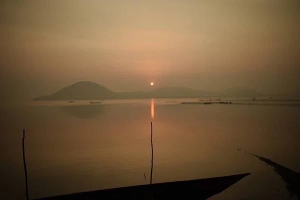 Wschód Słońca Nad Horyzontem Świcie Jeziorze Chilika Rambha Odisha Indie — Zdjęcie stockowe