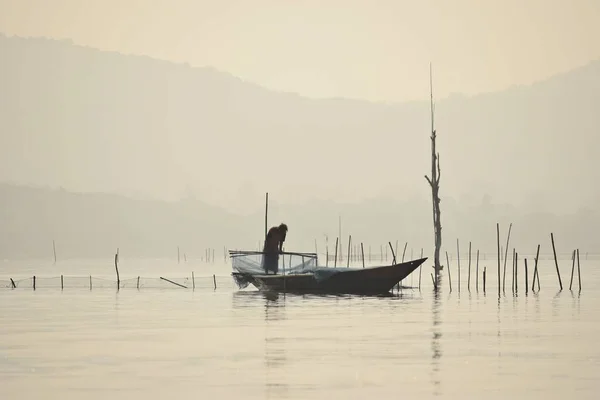 Chilika Lake Rambha Odisha India Březen 2022 Člun Rybářskými Pastmi — Stock fotografie