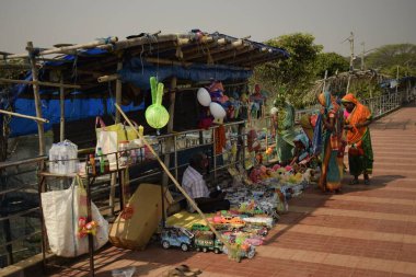 RAMBHA, ODISHA, Hindistan - 11 Mart 2022: İnsanlar bir sokak dükkanından hediyelik eşya satın alıyorlar