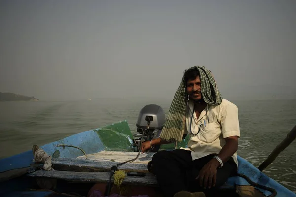 Jezioro Chilika Rambha Odisha Indie Marca 2022 Żeglarz Manewrujący Łodzią — Zdjęcie stockowe