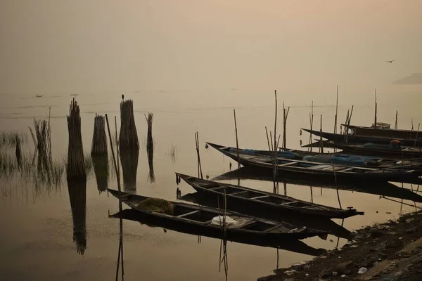 Łodzie Ułożone Wędkowanie Płytkiej Wodzie Jeziora Chilika Świcie Rambha Odisha — Zdjęcie stockowe