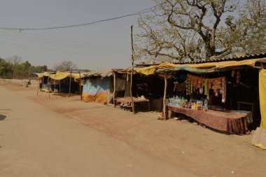 Tirathgarh Falls, Baster, Chhattisgarh, Hindistan yakınlarındaki toprak yolda yerel içecek ve hediyelik eşya dükkanları.
