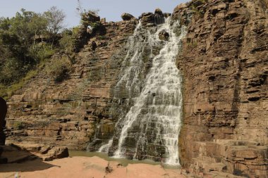 Kanger Vadisi Ulusal Parkı 'ndaki tirathgarh şelaleleri, Kanger Nehri' nin 91 metrelik dalışı şelaleyi oluşturdu.
