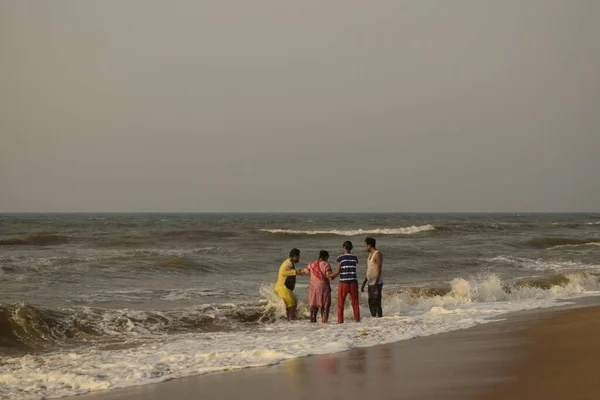 Puri Morze Plaża Odisha Indie Marzec 2022 Turyści Relaksujący Się — Zdjęcie stockowe