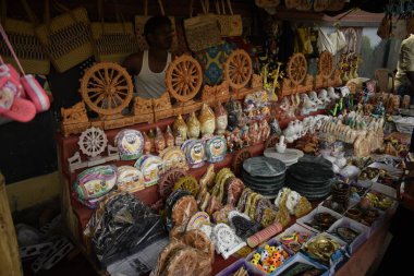 Konark, Odisha, Hindistan - 17 Mart 2022: Konark Tapınak Yolu 'nun yanındaki bir tezgahta satılmak üzere hediyelik eşya dükkânı eşyaları sergileniyor