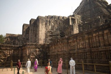 Konark, Odisha, Hindistan - 17 Mart 2022: Her yerde antik el yapımı duvarlarla Konark Tapınağı turu yapan ziyaretçiler
