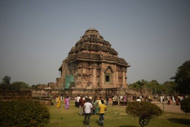 Konark, Odisha, Hindistan 17 Mart 2022: Antik Konark Güneş Tapınağı 'nda birçok turistle birlikte bakım çalışmaları devam ediyor.