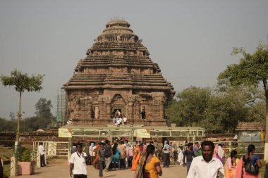 Konark, Odisha, Hindistan - 17 Mart 2022: Konark Güneş Tapınağı 'nda çok sayıda ziyaretçi toplandı