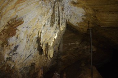 Kanger Valley Ulusal Parkı 'ndaki Kailash Mağarası' nın tavanından sarkan sarkıtlar.
