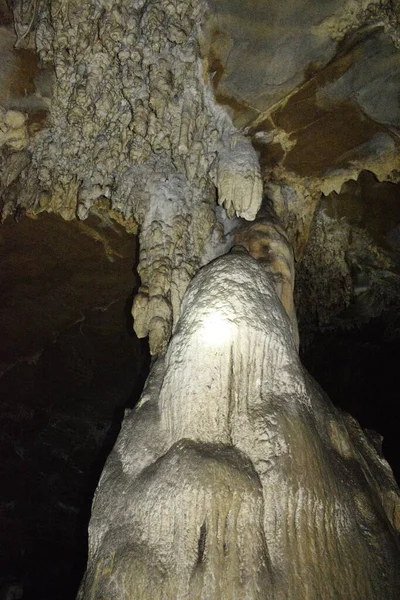 Formación Estalactitas Estalagmitas Dentro Cueva Kotumbsar Parque Nacional Del Valle — Foto de Stock