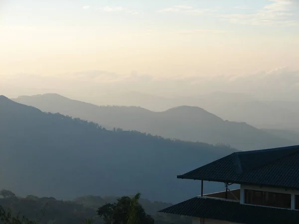 Catena Montuosa Nebbiosa Mattino All Orizzonte Valle Munnar Kerala — Foto Stock