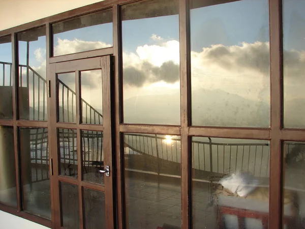Réflexion Sur Les Panneaux Verre Balcon Soleil Levant Matin — Photo