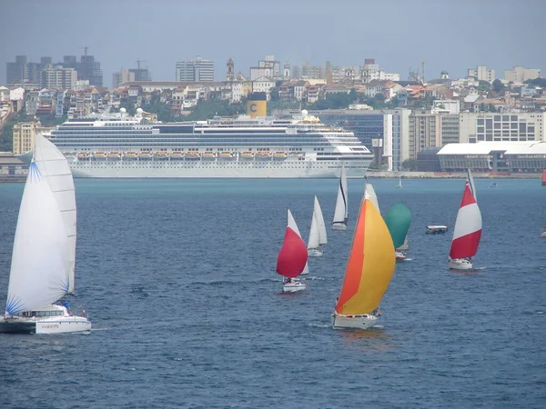 Salvador Brazil Januari 2005 Färgglada Segelbåtar Verksamma Kustvattnen Salvador — Stockfoto