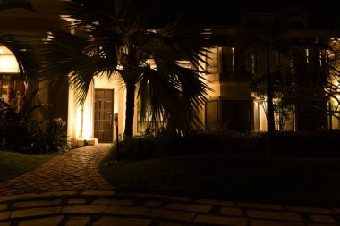 Geceleri dışardaki bina aydınlanıyor.