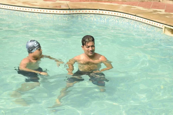 Man Helping Boy Inthe Swimming Pool — Stock Photo, Image
