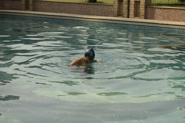 Αγόρι Που Κολυμπάει Στην Πισίνα — Φωτογραφία Αρχείου