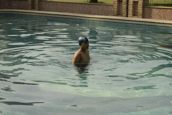 Niño Disfrutando Baño Piscina — Foto de Stock