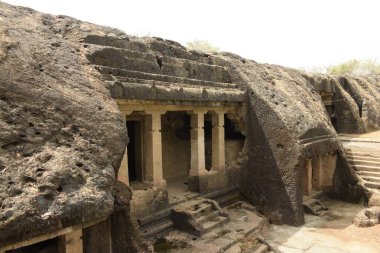 Mahakali veya Kondivit mağaralarındaki antik mağaralar ve yapılar