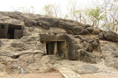 Kadim bazalt kaya budist mağaraları M.Ö. 1. yüzyıldan 6. yüzyıla kadar mahakali veya kondivit mağaraları olarak inşa edilmiştir.