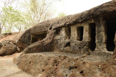 MÖ 1. yüzyıldan 6. yüzyıla kadar Andheri, Mumbai 'deki mahakali veya kondivit mağaralarındaki Budist monester mağara ve yapıları kesen 19 bazalt kaya sayısından biri.