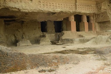 Andheri, Mumbai, Hindistan 'daki mahakali ya da kondivit mağaralarının 19. mağara girişlerinden biri.