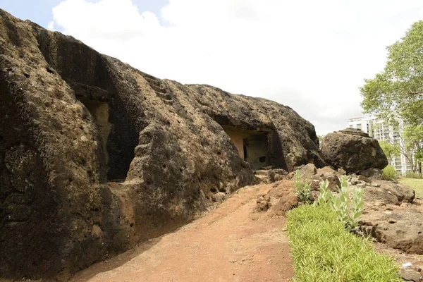 Σπήλαια Μαχακάλη Kondivite Μέσα Στη Στήλη Πλαγιά Του Λόφου Βασάλτη — Φωτογραφία Αρχείου