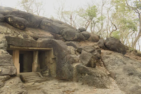 Grot Ingang Zwarte Basalt Rots Helling Een Mahakali Kondiviet Grot — Stockfoto