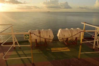 Bir geminin beşiğinde cankurtaran salları