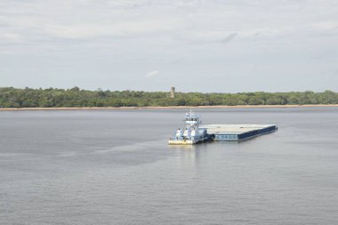 Barcarena, villa do condo, brrazil - 5 Temmuz 2022: para nehrinde kargo berger ile römorkör çekme uzmanlığı