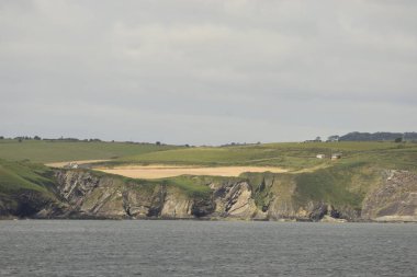 Mantar kaplama alanından kıyı manzarası