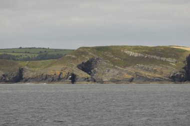 Işık ve gölgeli renkli mantar mantar kıyı manzarası