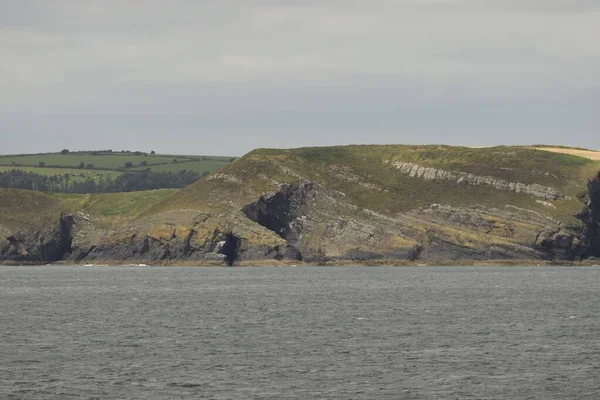 Işık ve gölgeli renkli mantar mantar kıyı manzarası