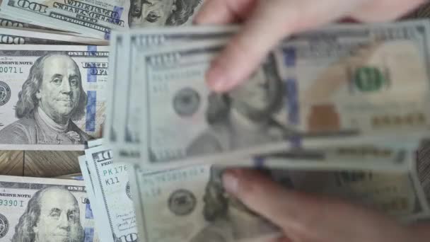 Ruční recounting 100 dolarů bankovky na tisíc zásobníků — Stock video