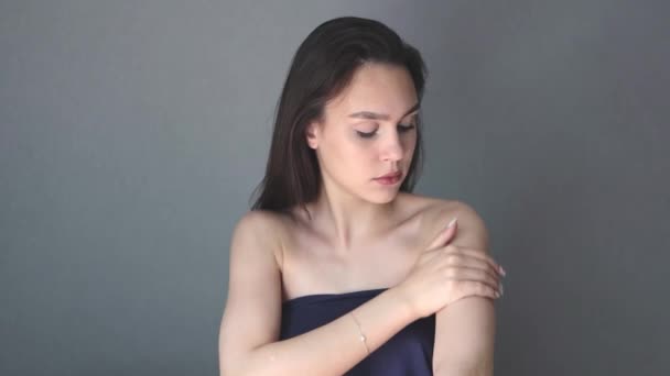 Красива молода жінка біла студентка гола на плечах пестить руку — стокове відео
