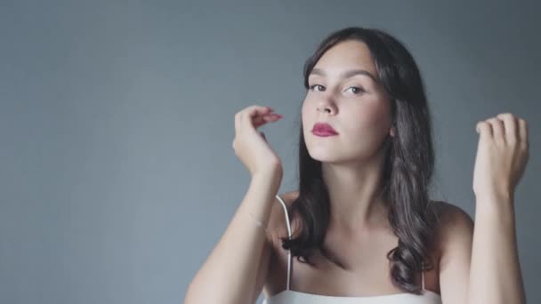 Jong brunette vrouw rood lippen aanraken lang franje haar op camera spiegel — Stockvideo