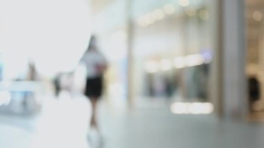 Tanımlanamayan bulanık insanlar alışveriş merkezinin arka planında...