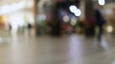 Tanımlanamayan bulanık insanlar alışveriş merkezinin arka planında...