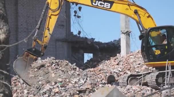 ZELENOGRADSK, RUSSIA 6 MAGGIO 2021: gli escavatori demoliscono vecchi rottami di rovine edili — Video Stock