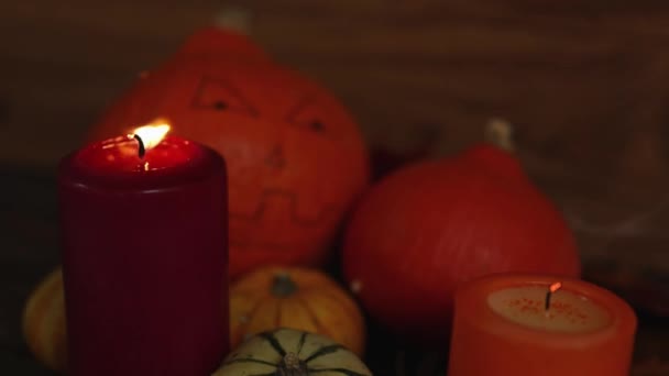 Fiesta terminada fiesta halloween calabazas cara y velas que salen en la oscuridad — Vídeos de Stock