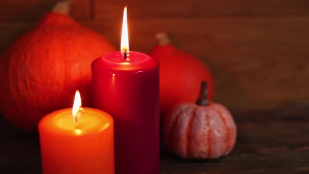 Autunno Halloween ringraziamento decorazione zucche e candele accese sul tavolo di legno — Video Stock