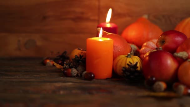 Conceito de ação de graças com legumes de outono queimando velas fundo de madeira — Vídeo de Stock