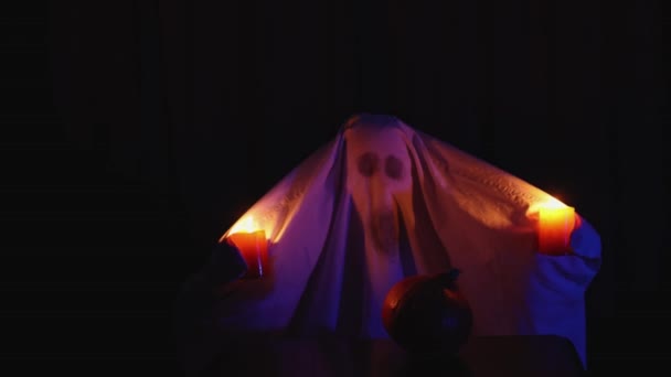 Festa di carnevale di Halloween: costume da fantasma domestico, candela accesa alla zucca — Video Stock