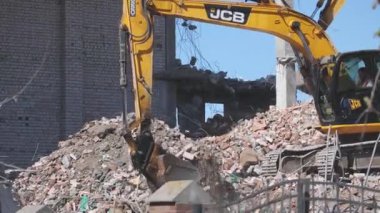 ZELENOGRADSK, RUSSIA MAYIS 6 2021: kazıcılar eski bina enkazını yıktılar