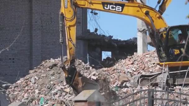 ZELENOGRADSK, RUSSIA MAJ 6 2021: Koparki niszczą ruiny starego budynku — Wideo stockowe