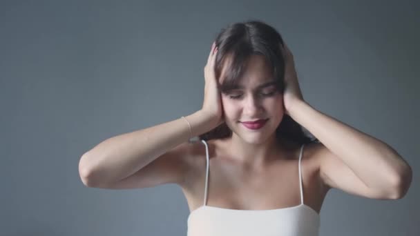 Wanita muda cantik menutup telinga dan mata gemetar kepala tidak mendengarkan cant mendengar — Stok Video