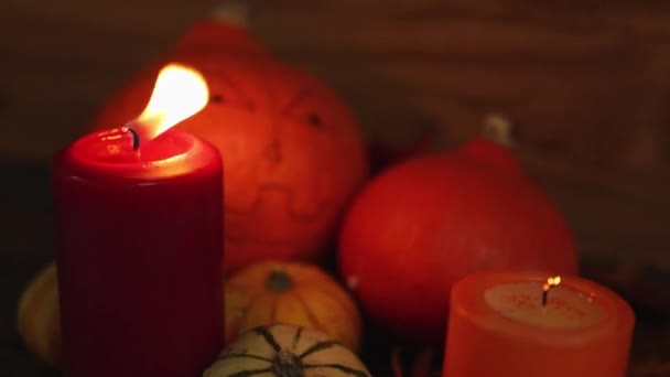 Fiesta de celebración halloween fondo calabazas miedo cara y vela salir — Vídeos de Stock
