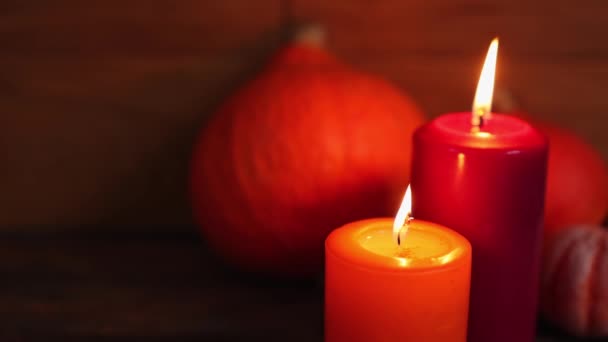 Otoño Halloween decoración de acción de gracias calabazas y velas encendidas en la mesa de madera — Vídeos de Stock
