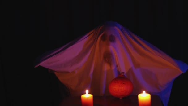 Halloween karneval oslava: domácí duch kostým, dýně hořící svíčka — Stock video