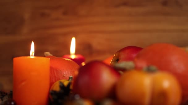 Acción de Gracias concepto de cena de vacaciones verduras vela encendida fondo de madera — Vídeos de Stock